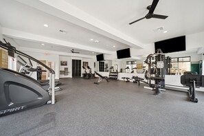 Ein Fitnessstudio mit Laufbändern, Ergometer und Krafttrainingsgeräten.