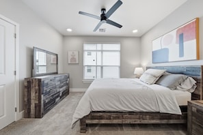 2 bedrooms, desk, WiFi