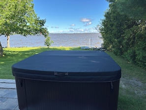 Un jacuzzi con vistas a un lago y árboles.