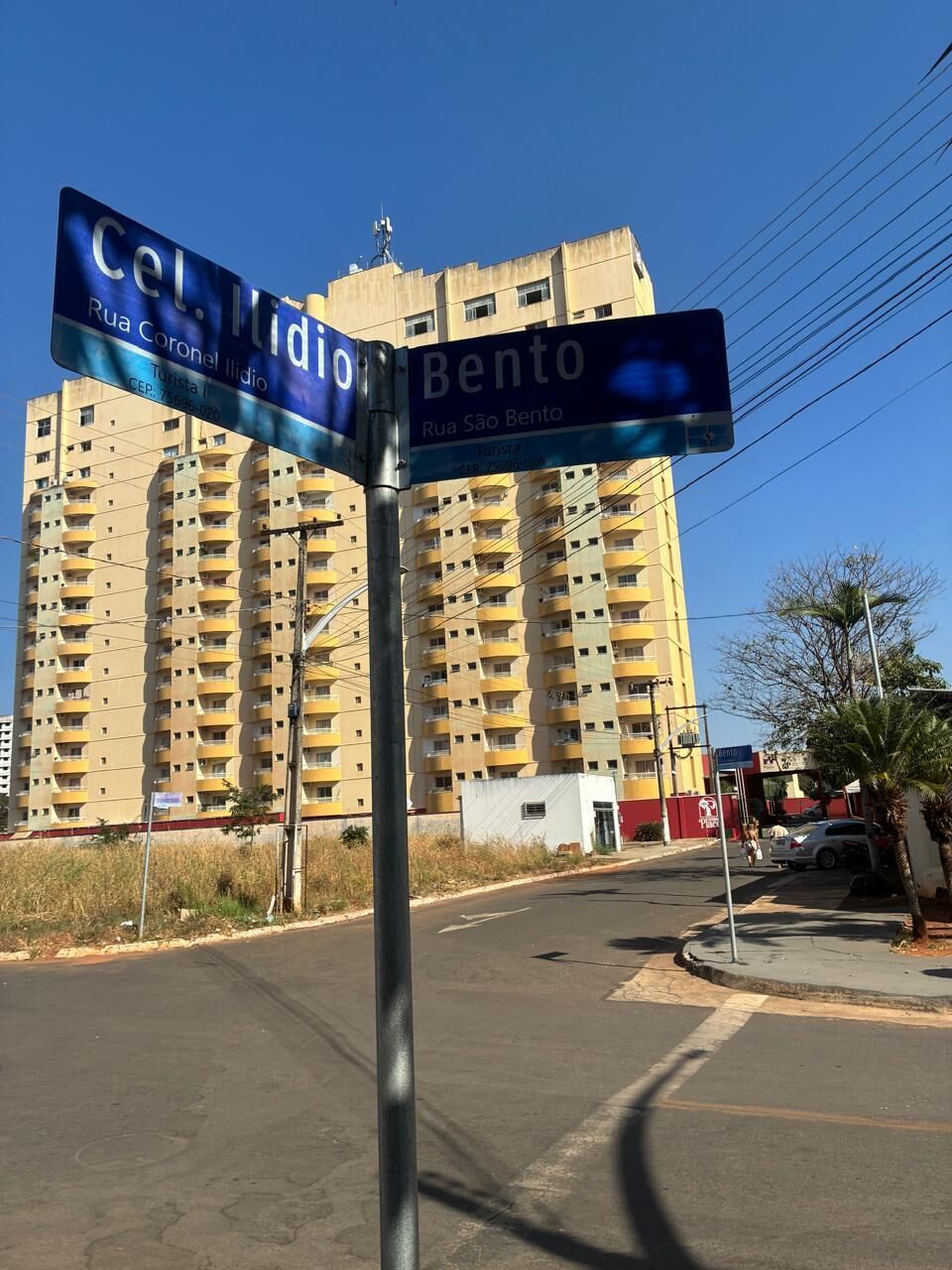 Street signs for Rua Coronel Ilidio and Rua São Bento.