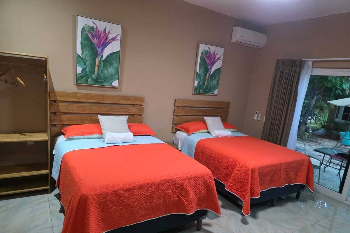 Comfort-Doppelzimmer, 1 Queen-Bett, rollstuhlgeeignete Dusche, Poolblick | Kostenloses WLAN