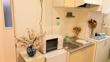 Fridge, microwave, stovetop, cookware/dishes/utensils