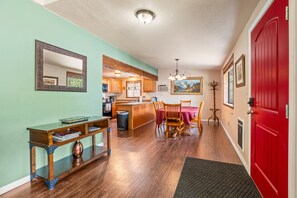 Dining - Reindeer Retreat | Deck & Firepit | Dog Friendly | Sleeps 8 (Munds Park)