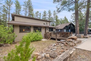 Exterior - Reindeer Retreat | Deck & Firepit | Dog Friendly | Sleeps 8 (Munds Park)