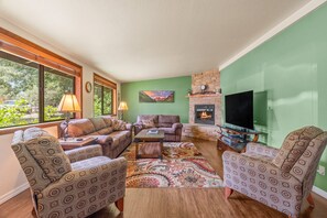 Smart TV, fireplace
