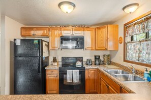 Coffee/tea maker, fridge, microwave, oven