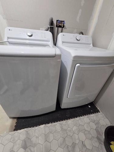 Modern Private 2-bedroom Suite Self Check-in Free Parking