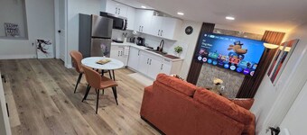Modern Private 2-bedroom Suite Self Check-in Free Parking