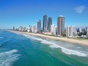 A coastal cityscape with high-rise buildings, a beach, and clear blue waters. - Mykonos Absolute Beachfront Apt Parking Ocean Views Pets Welcome (Surfers Paradise)