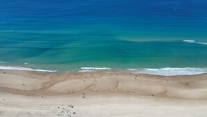 Una spiaggia con acque cristalline e una riva sabbiosa.