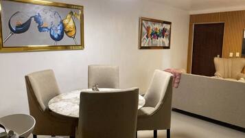 Condo, 1 habitación, con acceso para personas discapacitadas, balcón | Comedor