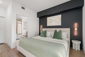 Tabla de planchar con plancha, wifi gratis y ropa de cama 