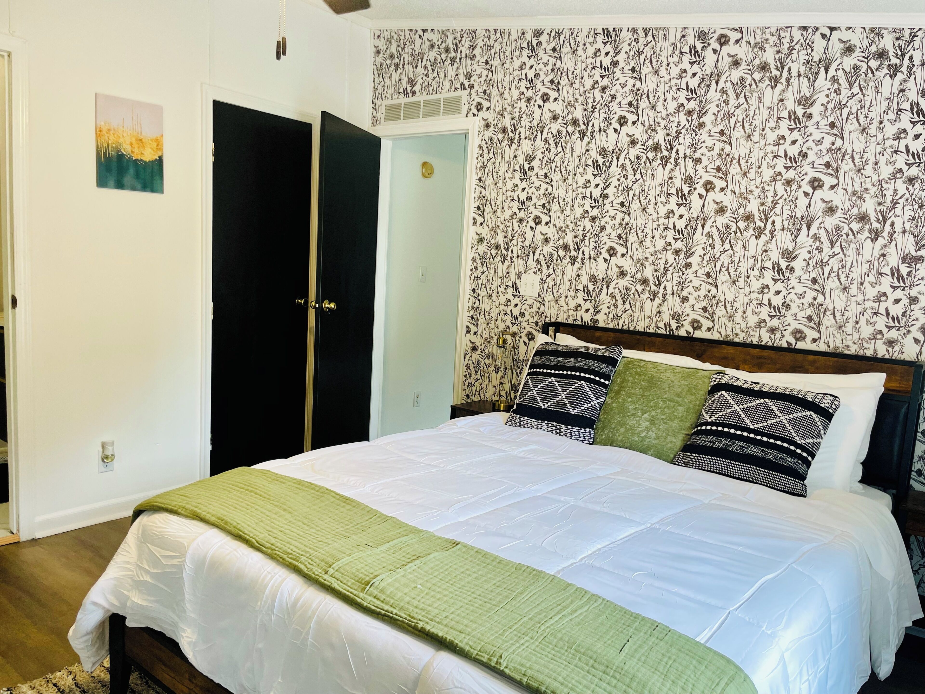 3 bedrooms, iron/ironing board, WiFi, bed sheets