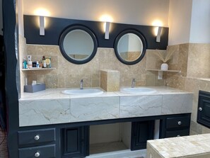 Bathroom - Domaine des Brunis - Large, charming home with a private pool (Nègrepelisse)