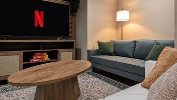 Smart TV, libros y videoteca