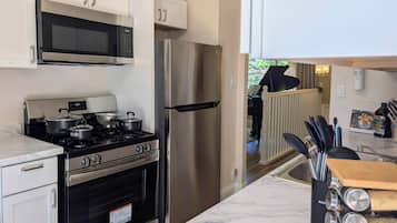 Coffee/tea maker, fridge, microwave, oven