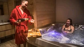 Indoor spa tub