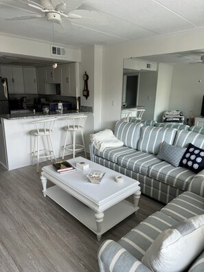 Living area - Tranquil 1-bedroom condo with AC in Ocean City (Ocean City)