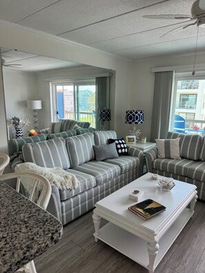 Living area - Tranquil 1-bedroom condo with AC in Ocean City (Ocean City)