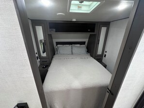 Bed sheets - 2-bedroom recreational vehicle in soothing Alexander with AC (Alexander)