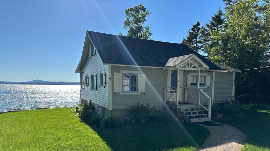 Sunset Cottage: Bayfront 3BR Cottage With Beach Access, Fire Pit, Wifi, and Acadia Nearby
