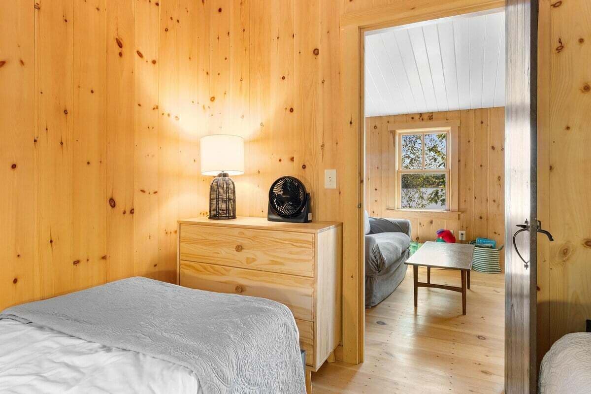Hus, flere senger, kjøkken (Loon's Nest on Damariscotta Lake) | 2 soverom, individuelt dekorert, individuelt innredet og sengetøy