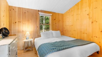 House, Multiple Beds, Kitchen (Loon's Nest on Damariscotta Lake) | 2 bedrooms, individually decorated, individually furnished, bed sheets