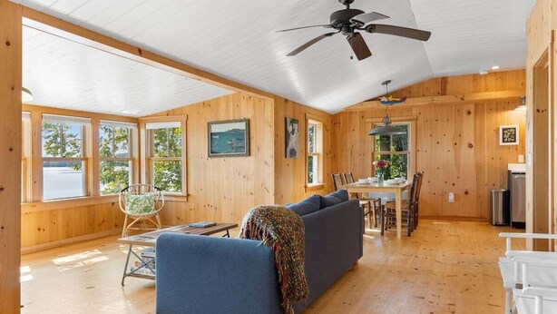 Nhà, nhiều giường, bếp (Loon's Nest on Damariscotta Lake) | Khu phòng khách