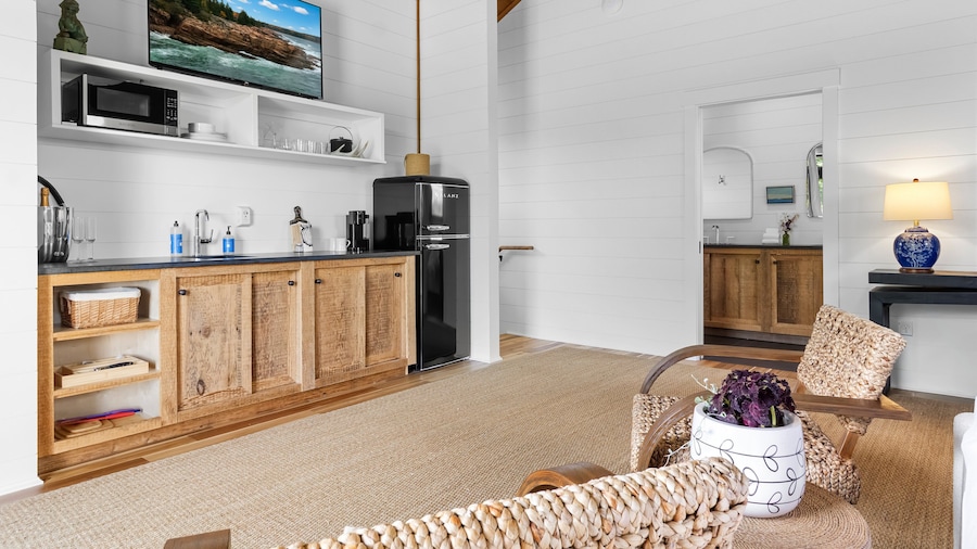 Sweet Caroline at Salt Farm - Waterfront King Suite With Ocean Access, Balcony, Wifi, and AC