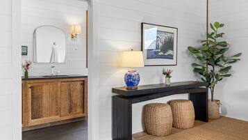 House, 1 King Bed (Sweet Caroline at Salt Water Farm) | Interior