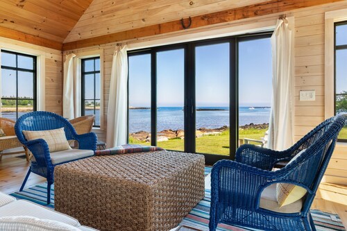 Aril Cottage-waterfront Escape With Ocean Views