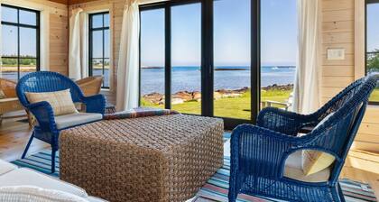 Aril Cottage-waterfront Escape With Ocean Views