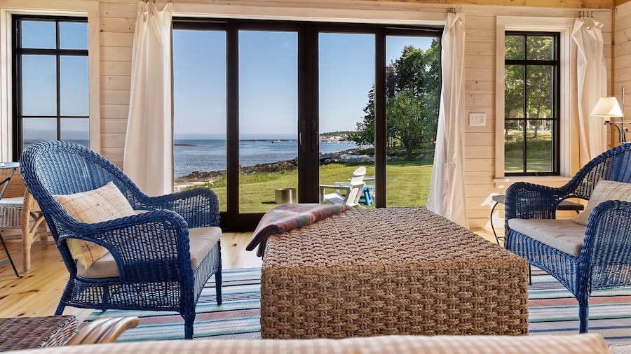 Aril Cottage-waterfront Escape With Ocean Views