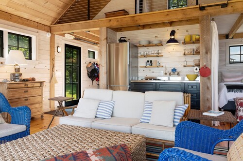 Aril Cottage-waterfront Escape With Ocean Views