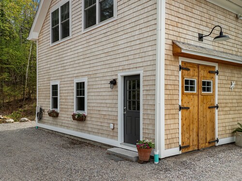 Riverbend Perch - River-view Retreat for 2 With Kitchen, Patio, AC, Wi-fi
