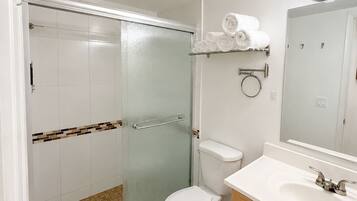 Sèche-cheveux, serviettes fournies, savon, papier toilette