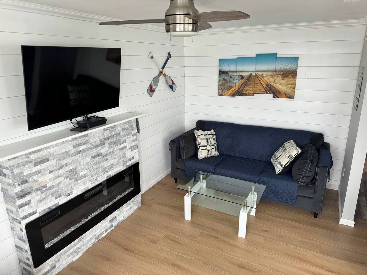 TV, fireplace