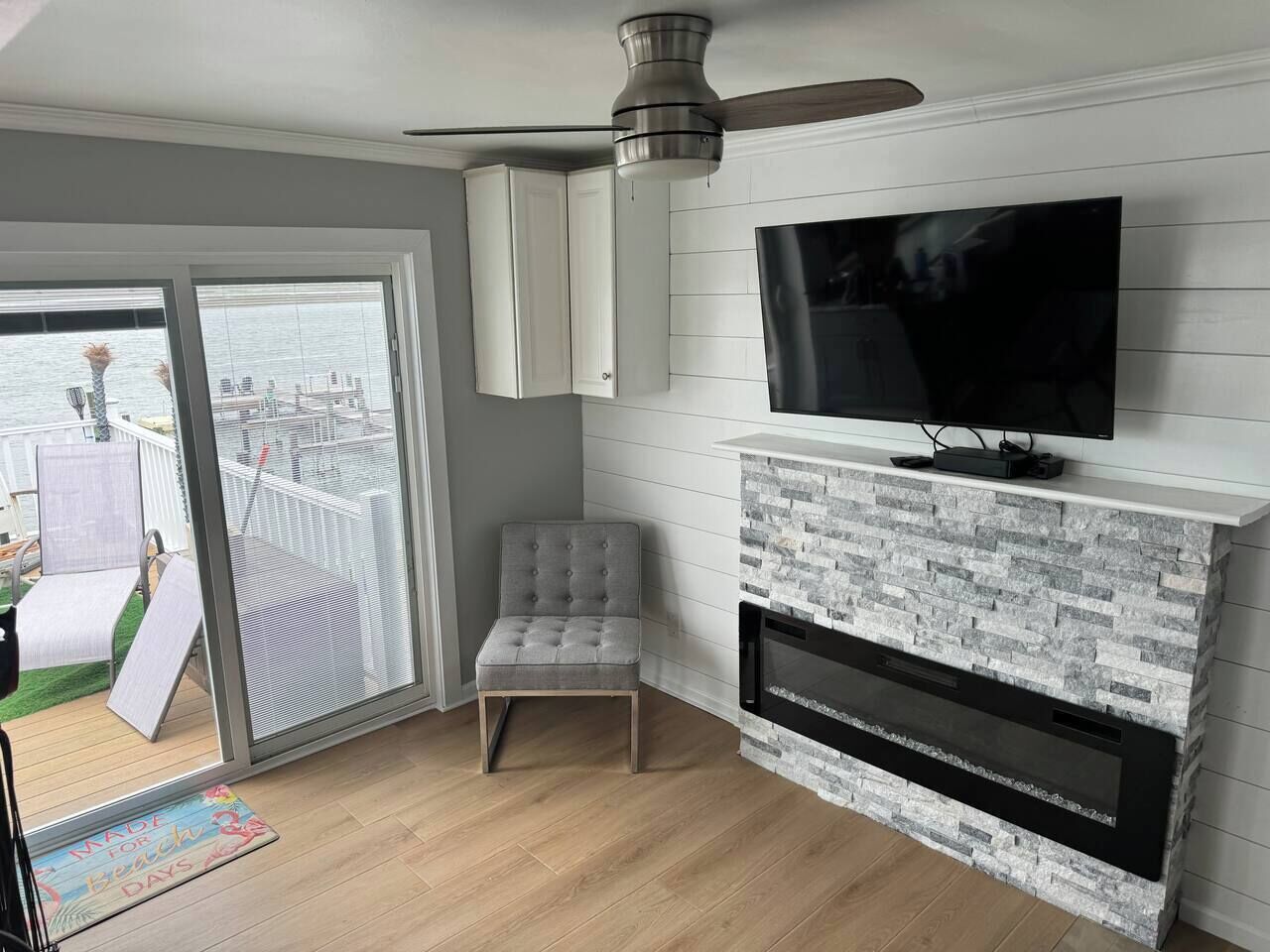 TV, fireplace