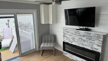 TV, fireplace