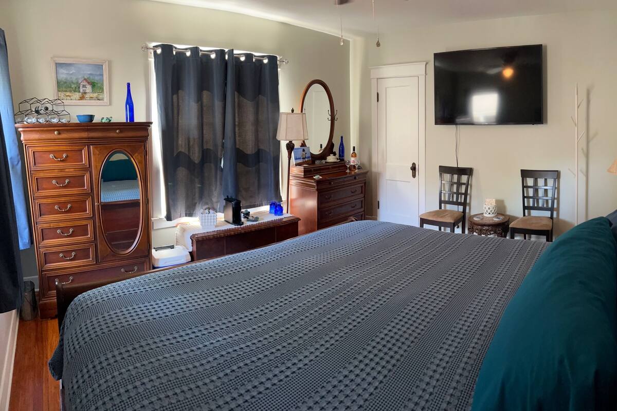 Cortinas blackout, tabla de planchar con plancha y wifi gratis 