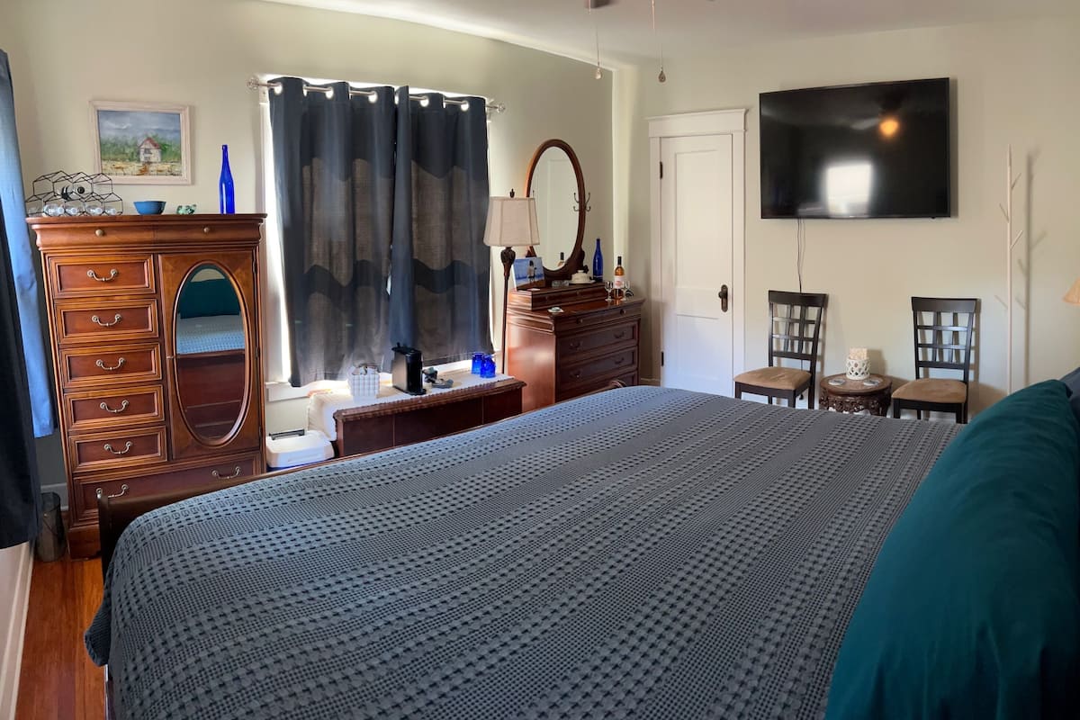 Cortinas blackout, tabla de planchar con plancha y wifi gratis