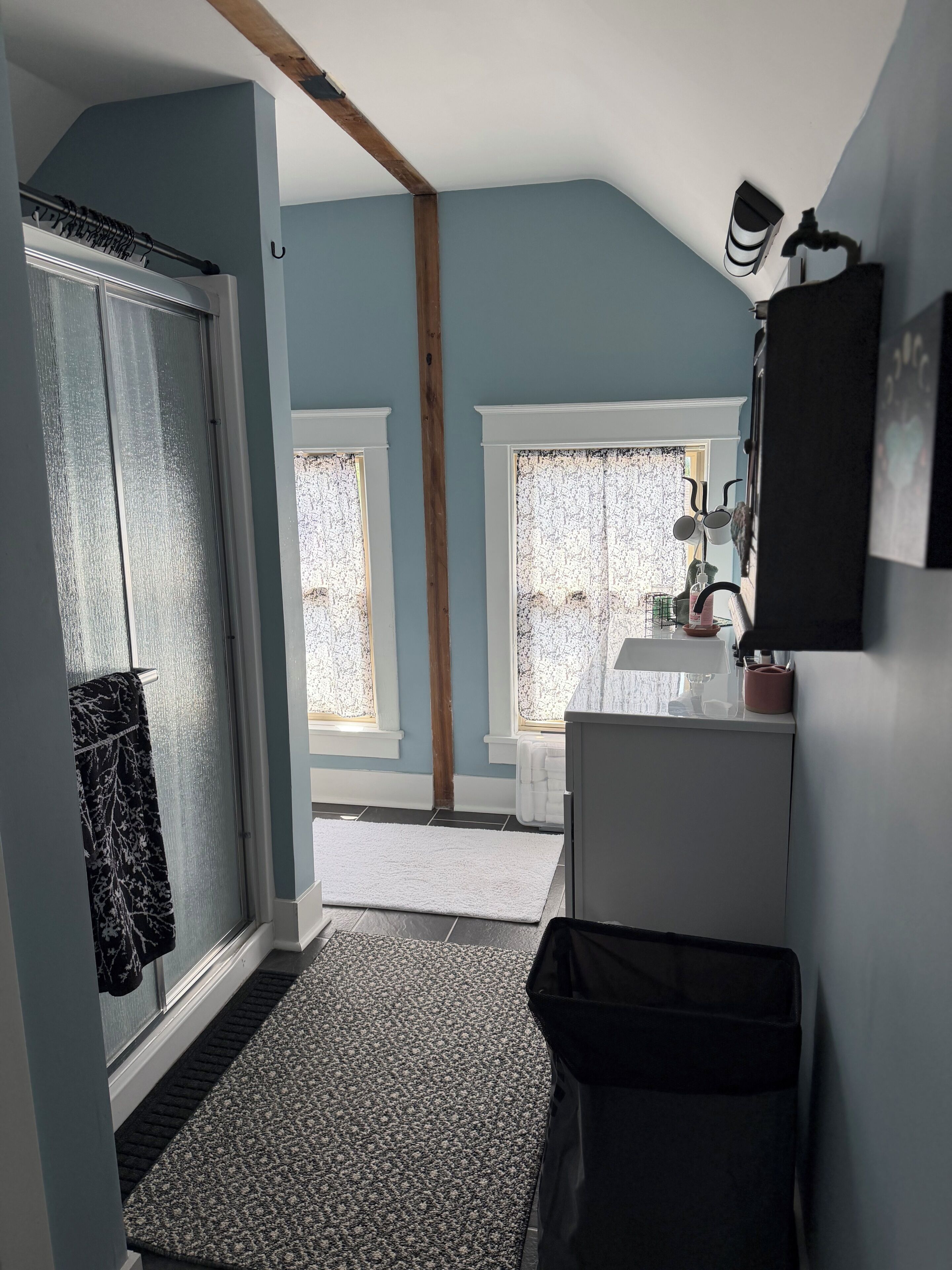 Quarto casal luxo, vista para a cidade | Banheiro | Secador de cabelo, chinelos, toalhas de banho, sabonete