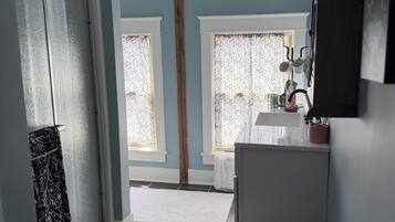 Quarto casal luxo, vista para a cidade | Banheiro | Secador de cabelo, chinelos, toalhas de banho, sabonete