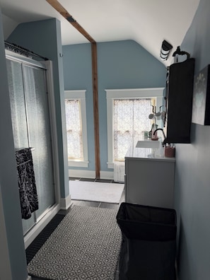 Deluxe Double Room, City View | Bathroom | Hair dryer, slippers, towels, soap - The Front Porch Bed and Breakfast (Excelsior Springs)
