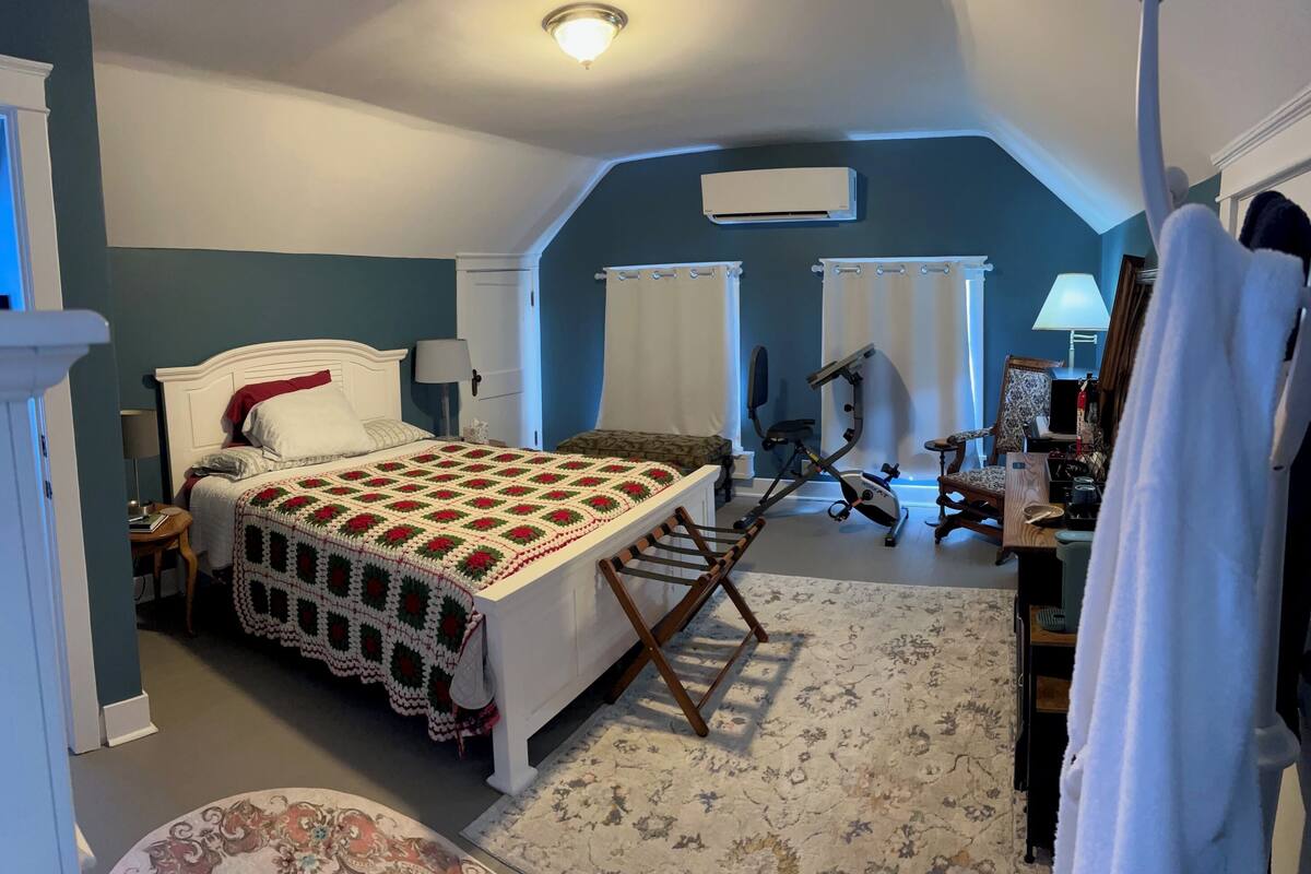 Cortinas blackout, tabla de planchar con plancha y wifi gratis 