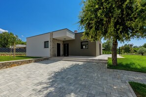 Un edificio moderno su due piani, con facciata in pietra e tetto piatto.
