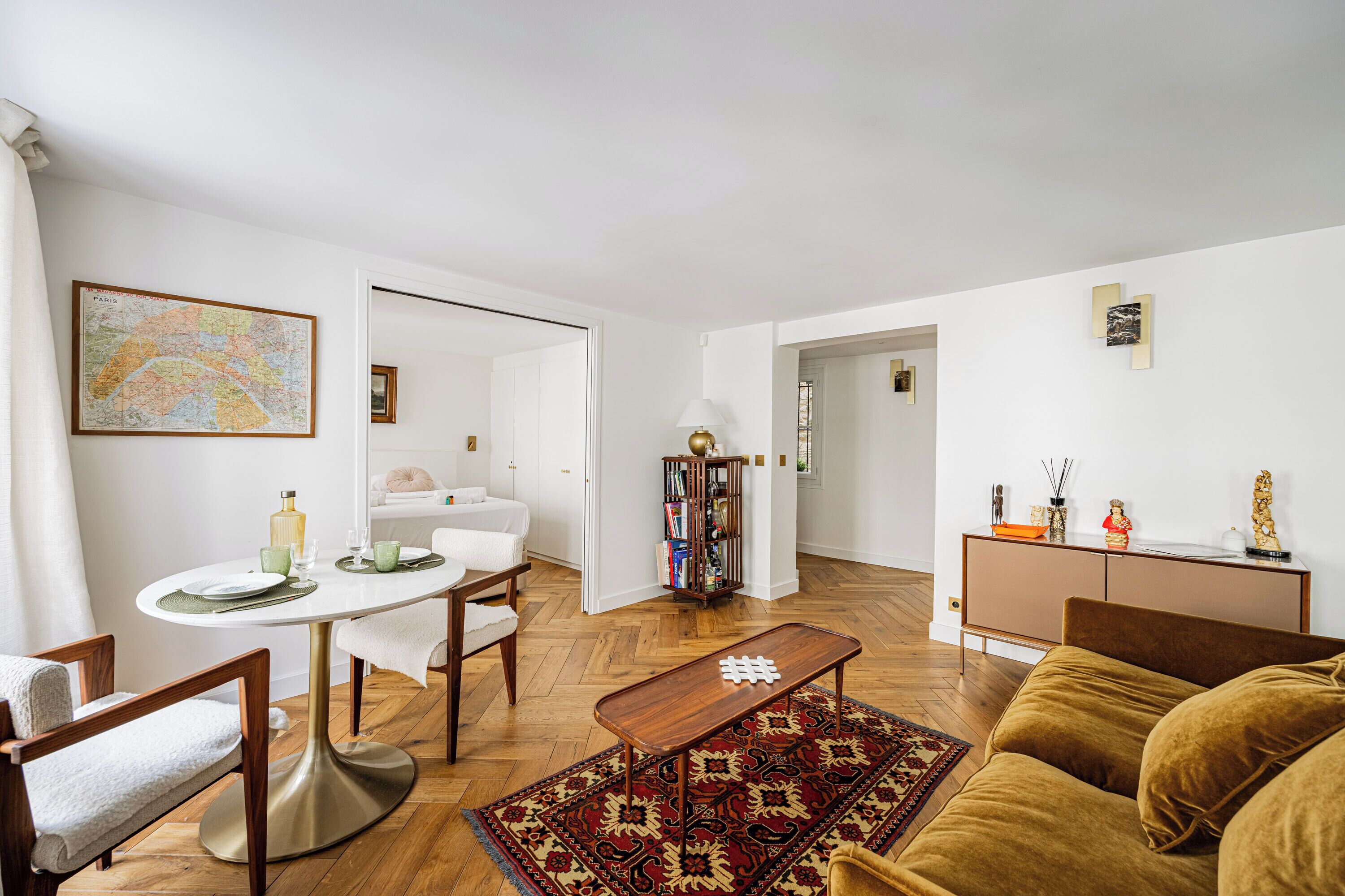 Ein modernes Wohnzimmer mit einem runden Esstisch, einer Couch und einem Couchtisch.