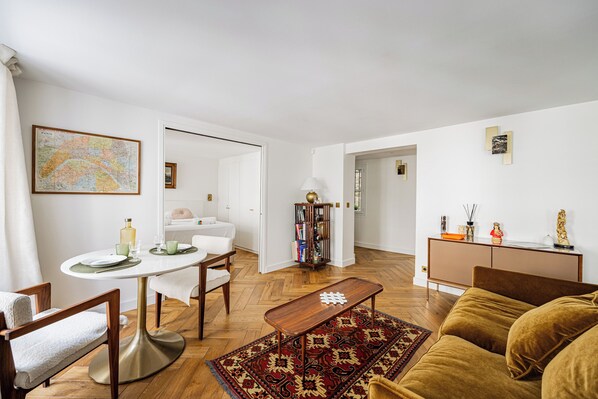 Ein modernes Wohnzimmer mit einem runden Esstisch, einer Couch und einem Couchtisch.