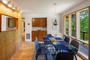 Dining - The Meadowlark - Midcentury Gem Minutes from Campus (Eugene)