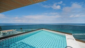 A rooftop infinity pool with a clear view of the ocean. - Studio in Cond. W/pool 480m the Lighthouse Spb0407 (Salvador)